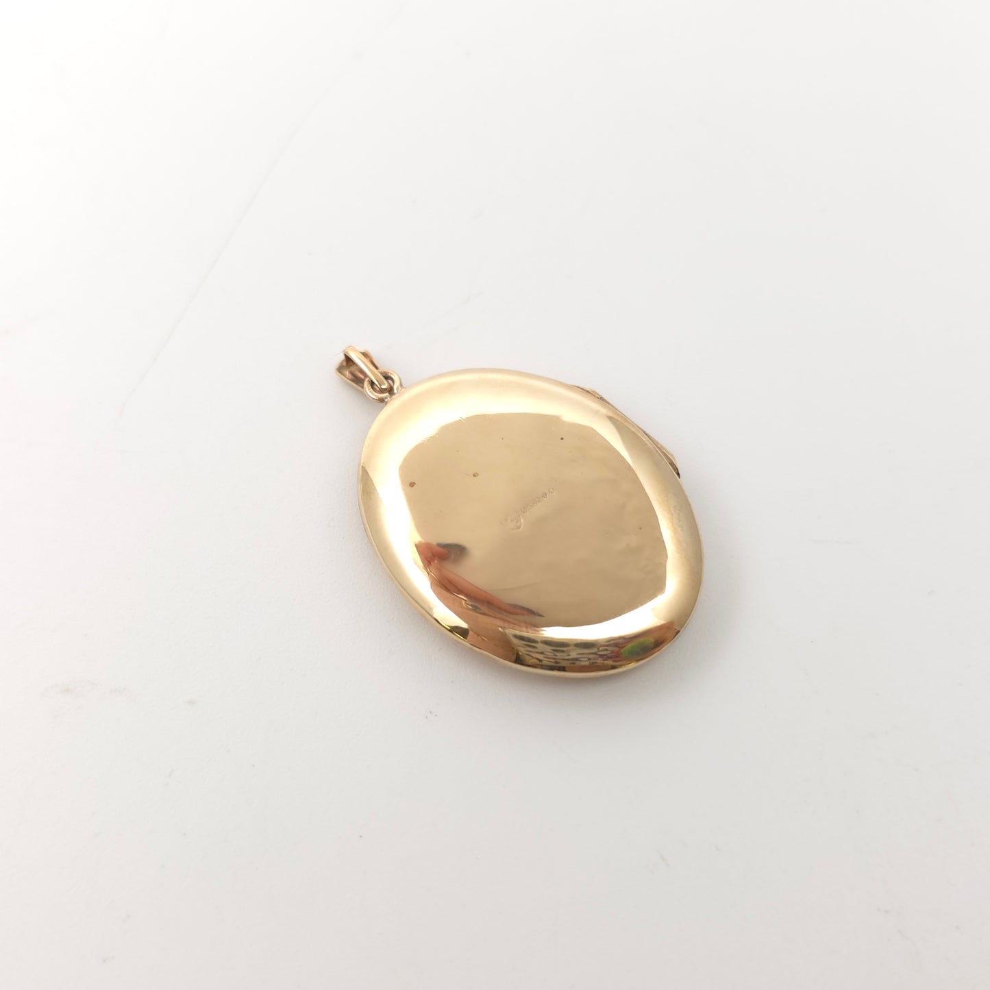 9ct Yellow Gold Vintage Floral / Foliate Engraved Domed Oval Locket