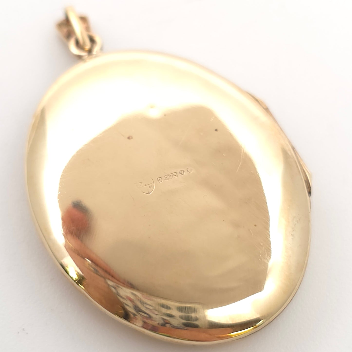 9ct Yellow Gold Vintage Floral / Foliate Engraved Domed Oval Locket