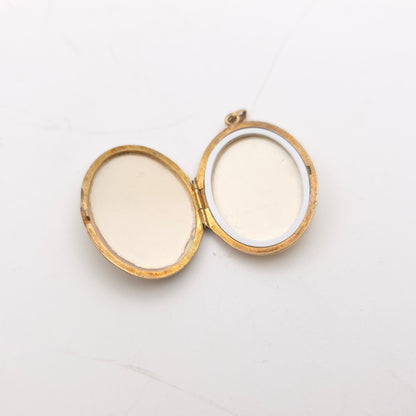 9ct Yellow Gold Vintage Floral / Foliate Engraved Domed Oval Locket