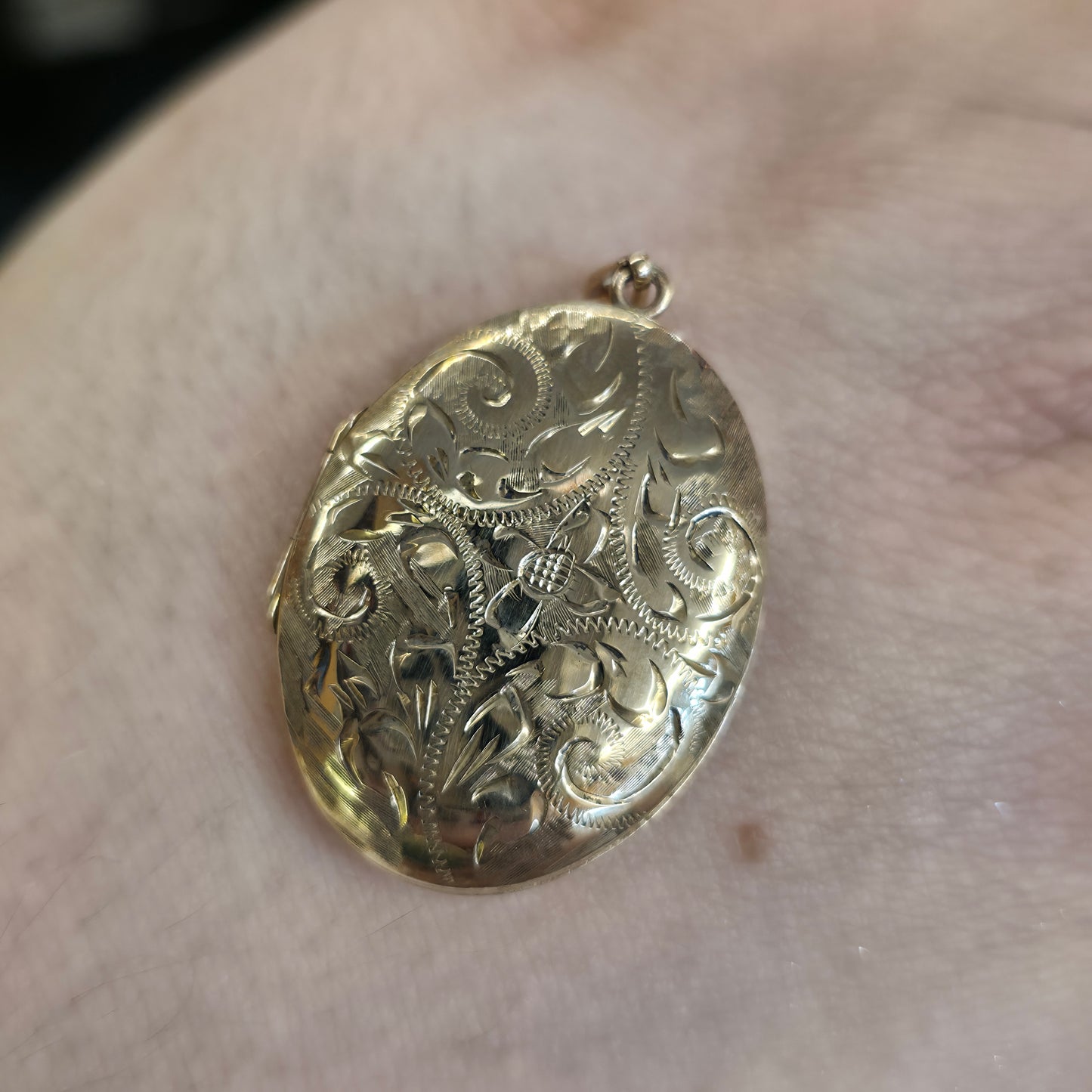 9ct Yellow Gold Vintage Floral / Foliate Engraved Domed Oval Locket