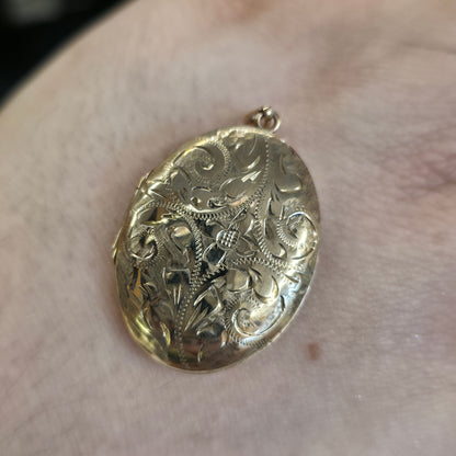 9ct Yellow Gold Vintage Floral / Foliate Engraved Domed Oval Locket