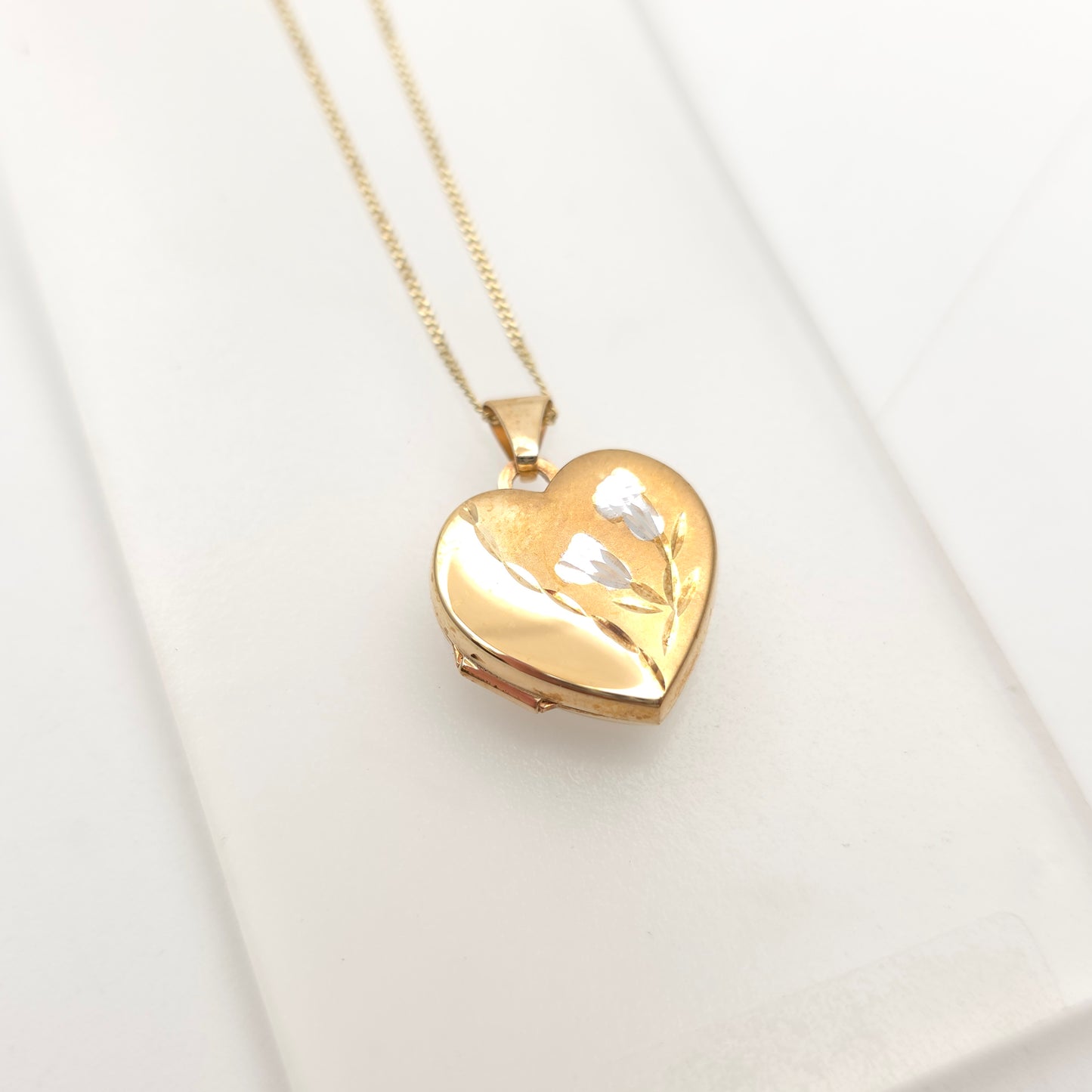 9ct Yellow Gold Vintage Floral Patterned Heart Shaped Locket Pendant Necklace