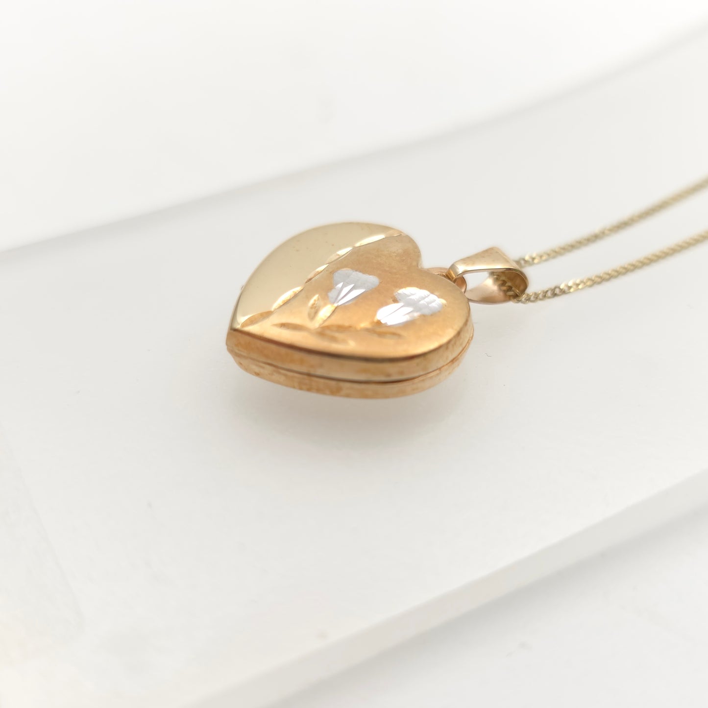 9ct Yellow Gold Vintage Floral Patterned Heart Shaped Locket Pendant Necklace