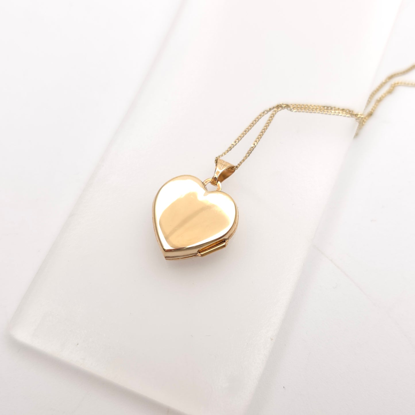 9ct Yellow Gold Vintage Floral Patterned Heart Shaped Locket Pendant Necklace