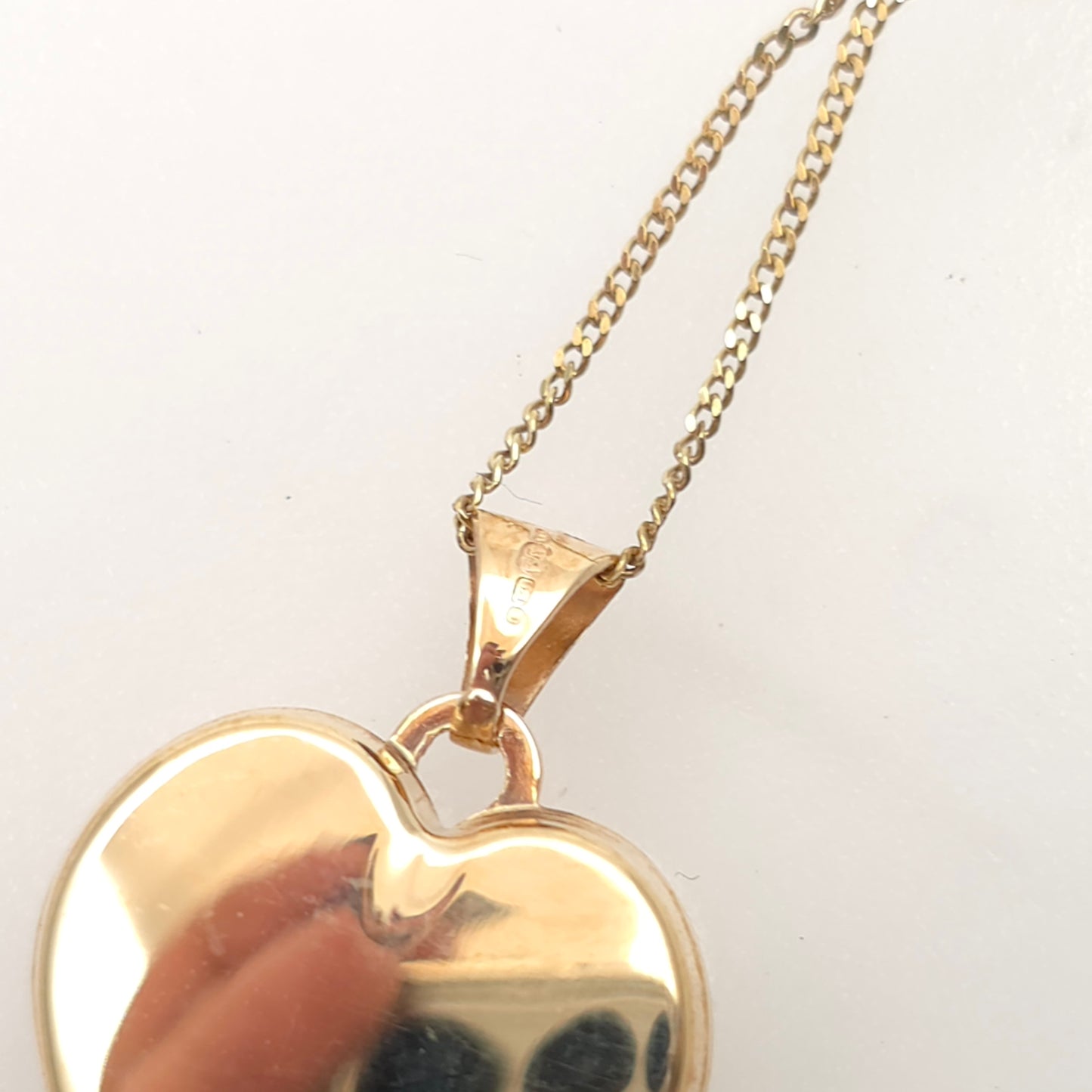 9ct Yellow Gold Vintage Floral Patterned Heart Shaped Locket Pendant Necklace