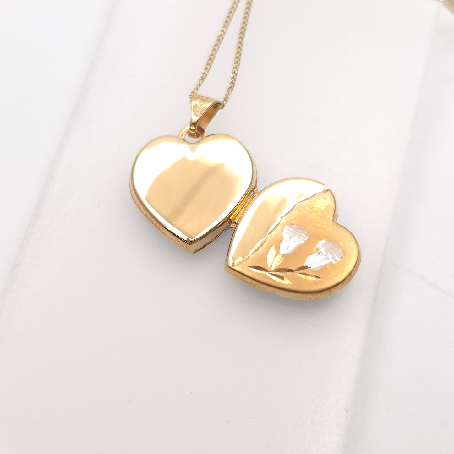9ct Yellow Gold Vintage Floral Patterned Heart Shaped Locket Pendant Necklace