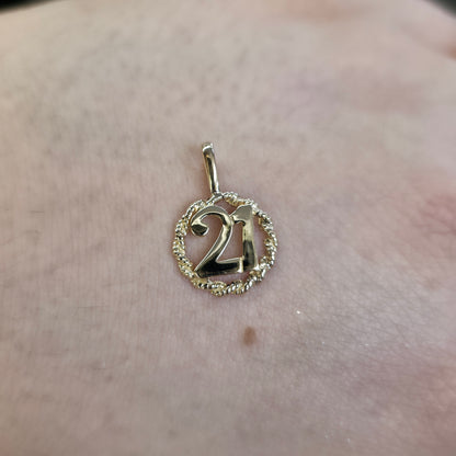 9ct Yellow Gold Vintage Solid '21' Age / Year Charm / Pendant Piece