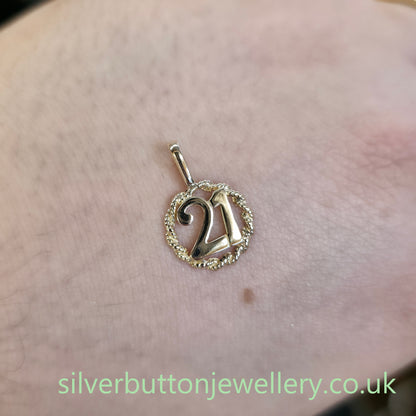 9ct Yellow Gold Vintage Solid '21' Age / Year Charm / Pendant Piece