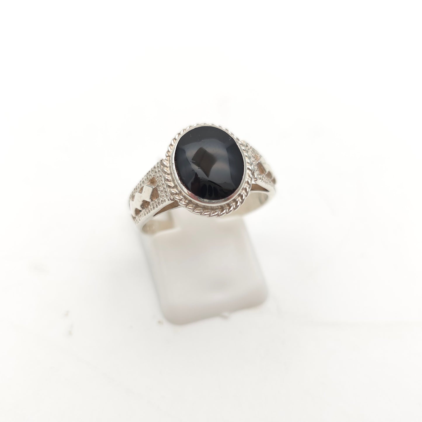 Sterling Silver Vintage Oval Cabochon Whitby Jet Cut Out Shoulder Detail Ring