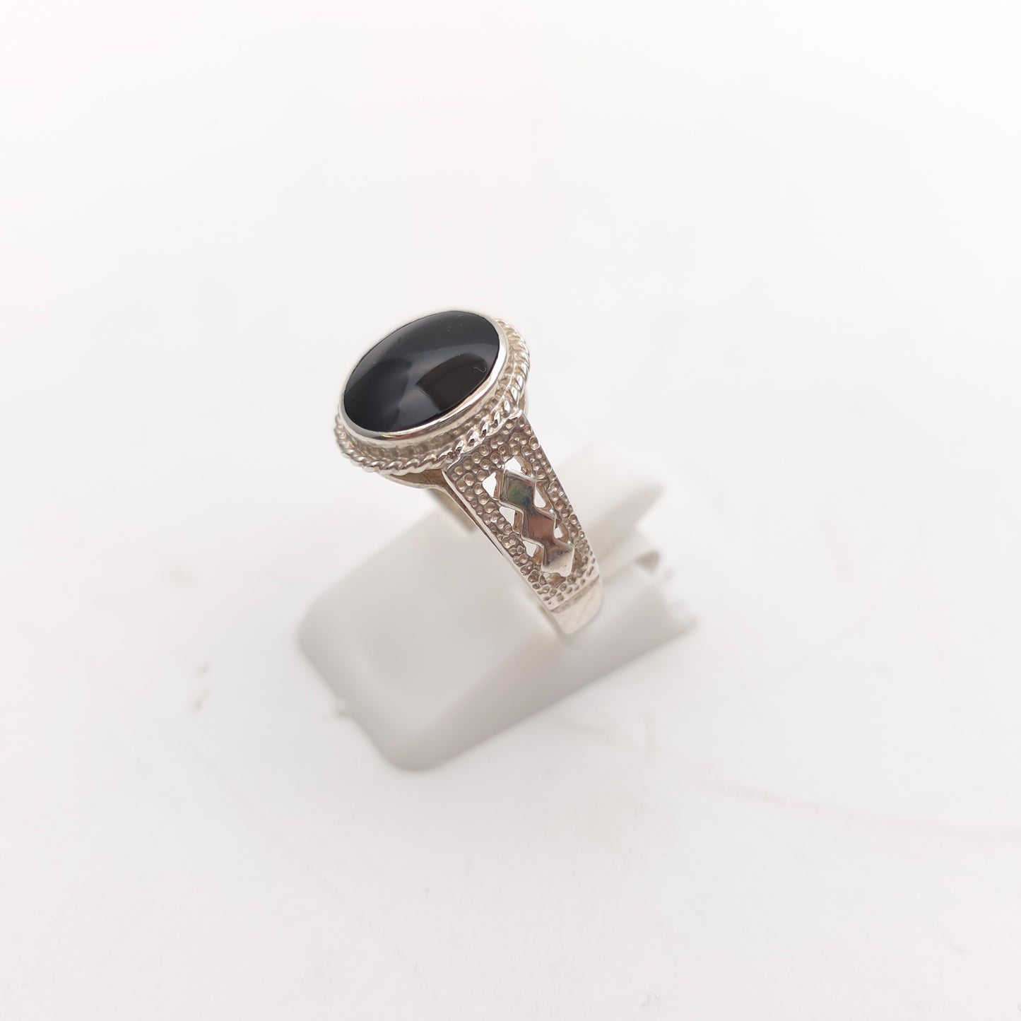 Sterling Silver Vintage Oval Cabochon Whitby Jet Cut Out Shoulder Detail Ring