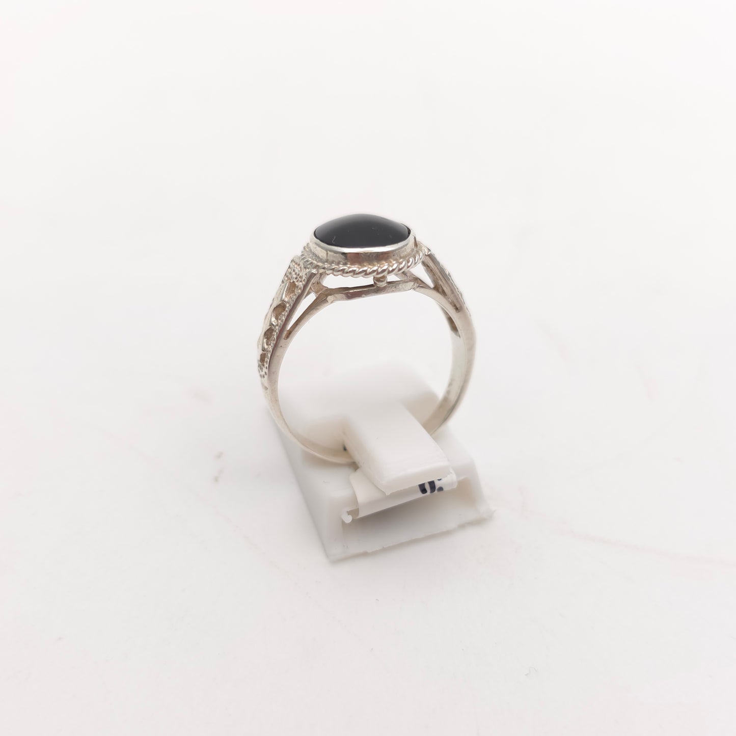 Sterling Silver Vintage Oval Cabochon Whitby Jet Cut Out Shoulder Detail Ring