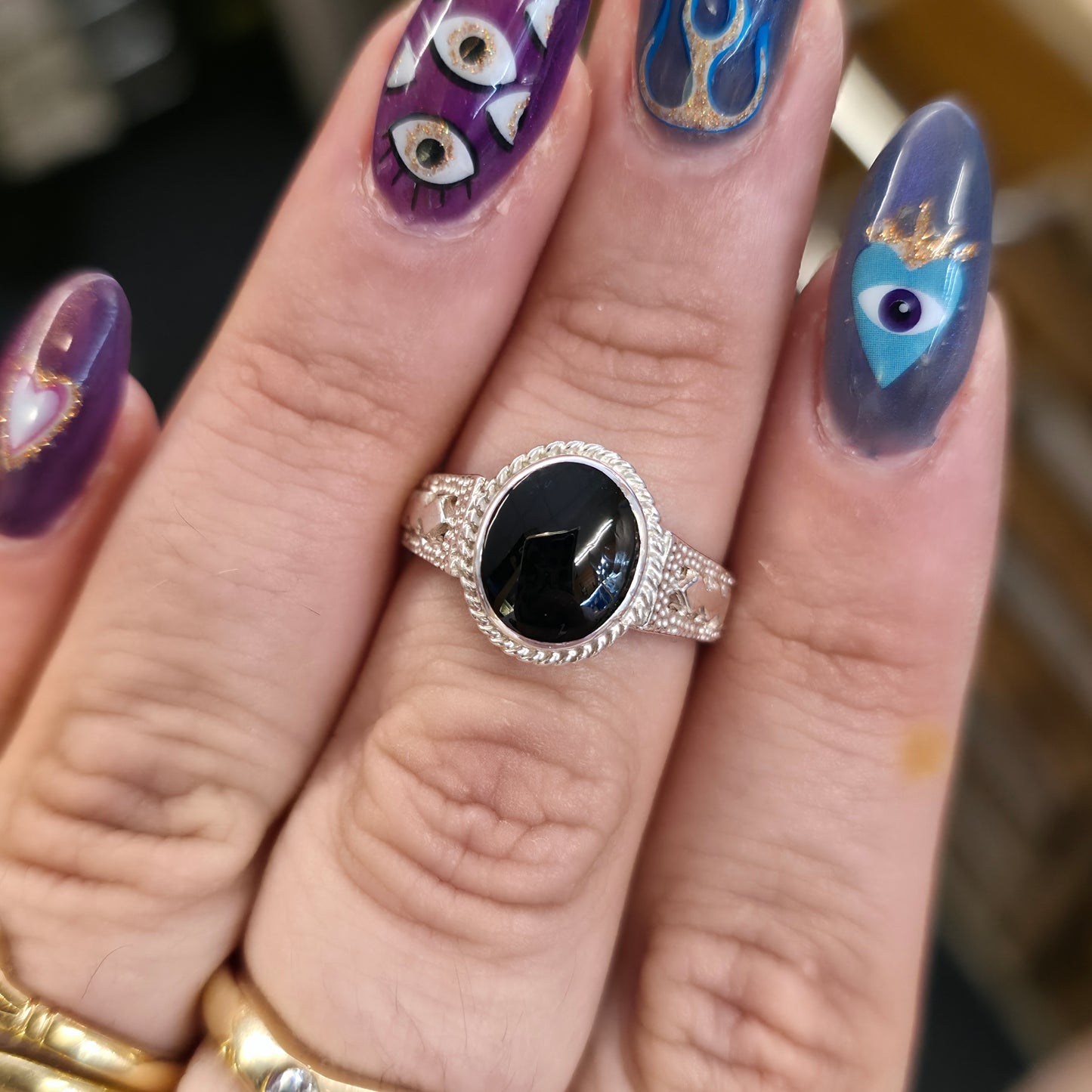 Sterling Silver Vintage Oval Cabochon Whitby Jet Cut Out Shoulder Detail Ring