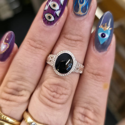 Sterling Silver Vintage Oval Cabochon Whitby Jet Cut Out Shoulder Detail Ring
