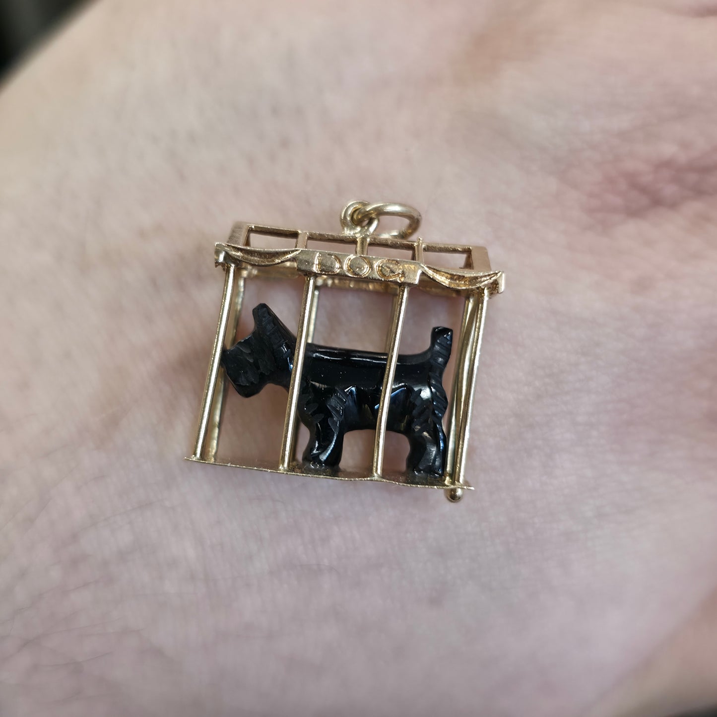 9ct Yellow Gold Vintage Black Dog (Scottie?) In Kennel XL Charm / Pendant Piece