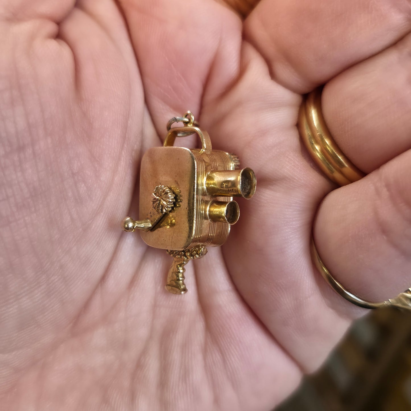 9ct Yellow Gold Vintage Film Camera Charm / Pendant Piece With Rotating Arm