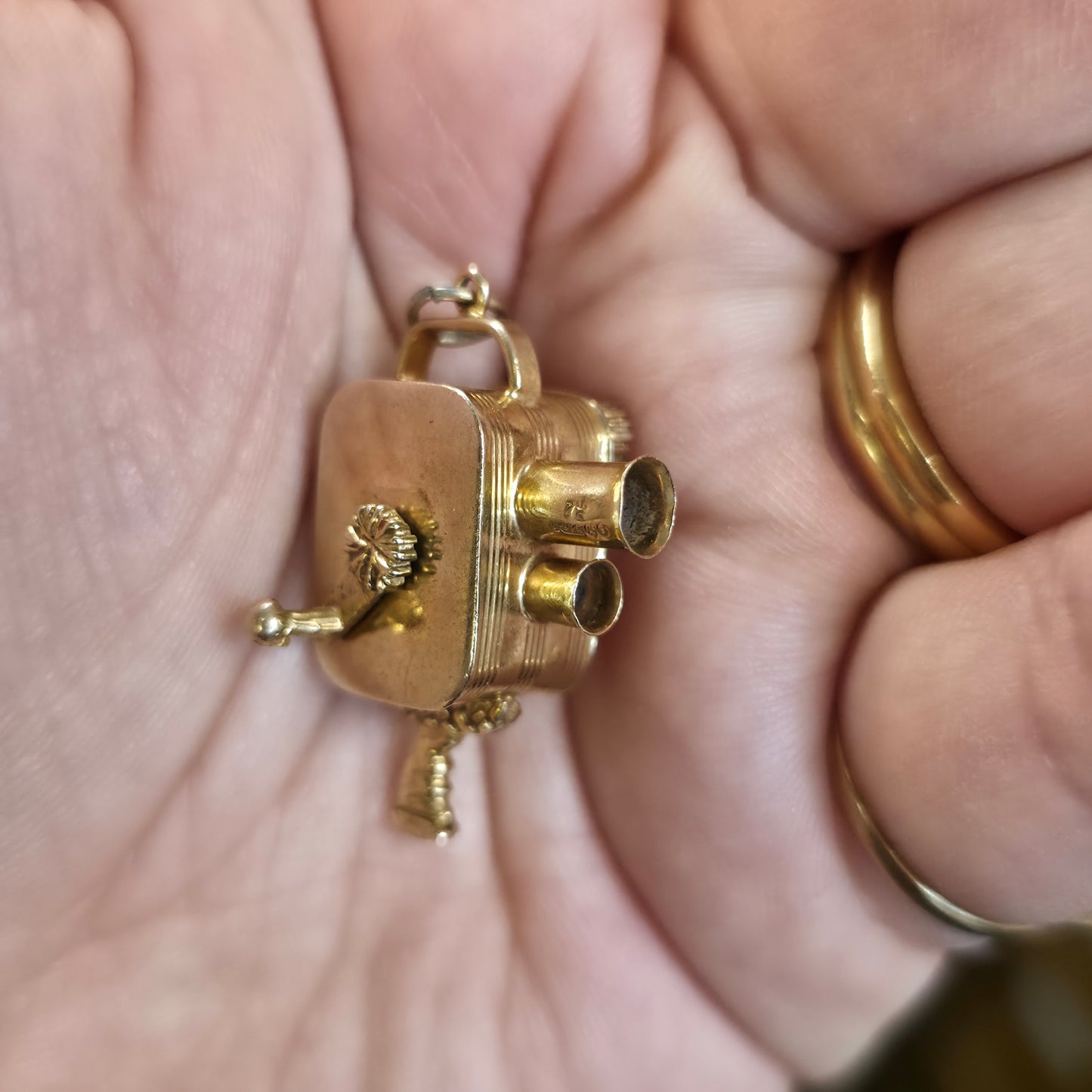 9ct Yellow Gold Vintage Film Camera Charm / Pendant Piece With Rotating Arm