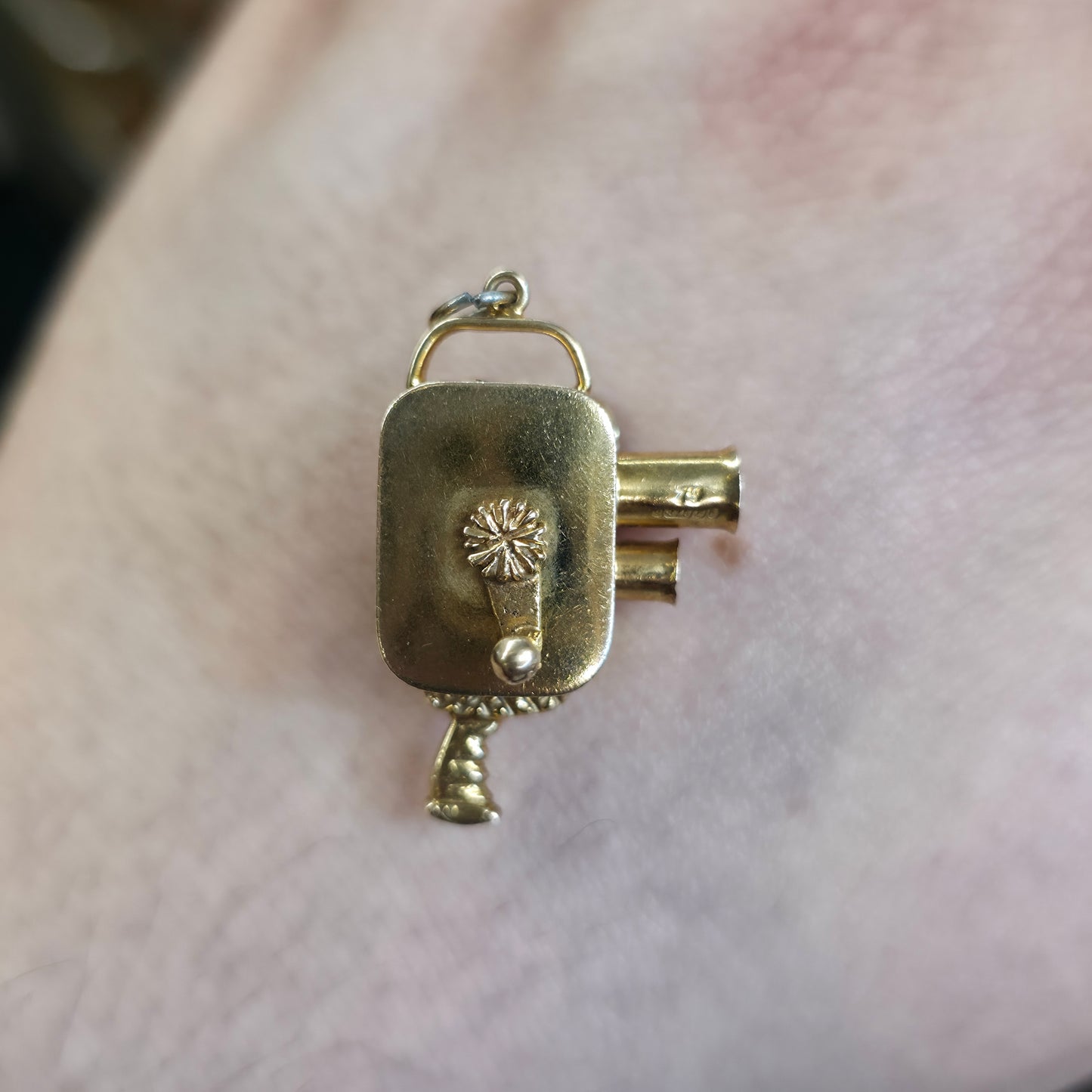 9ct Yellow Gold Vintage Film Camera Charm / Pendant Piece With Rotating Arm