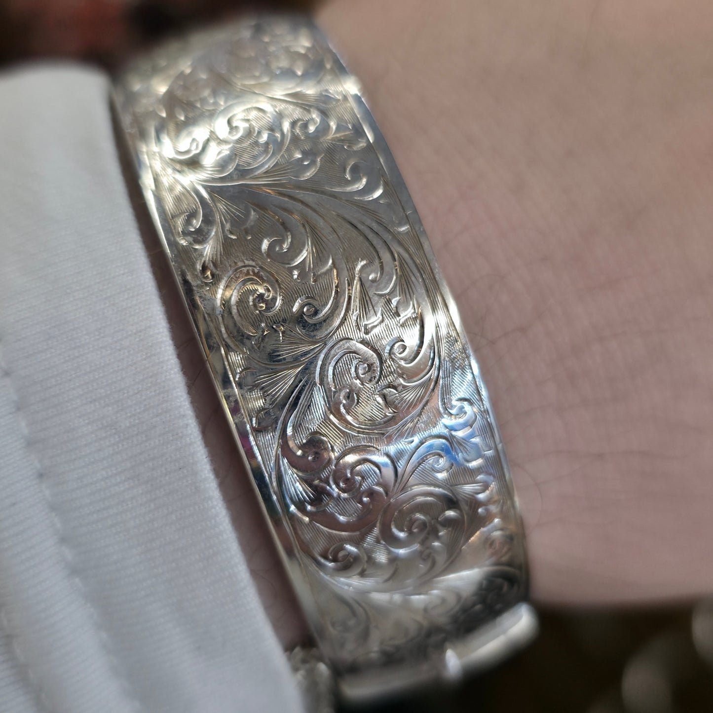Sterling Silver Vintage Foliate Scrollwork Engraved Half Patterned Hinged Bangle