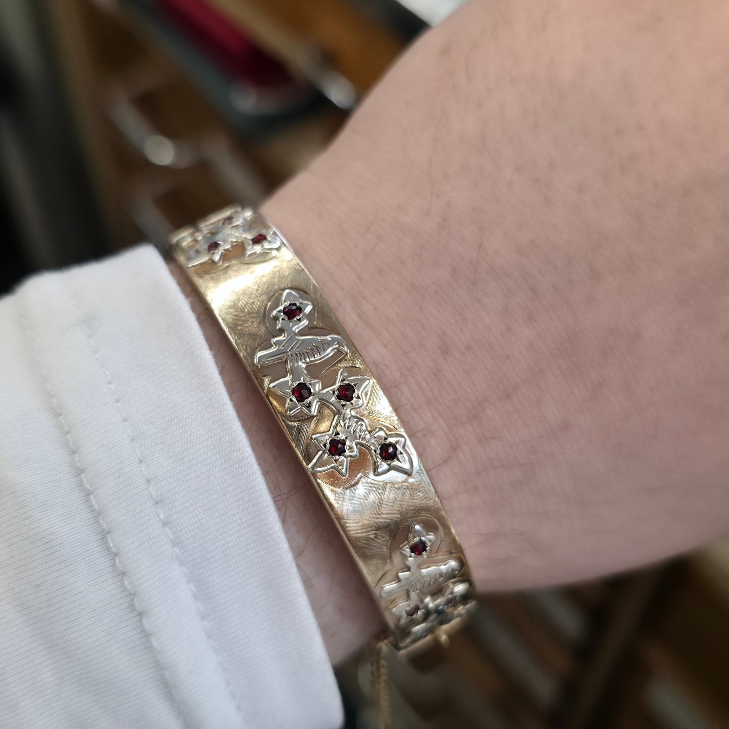 9ct Yellow Gold Vintage Small Round Cut Garnet Set Bird On Leafy Branch Bangle