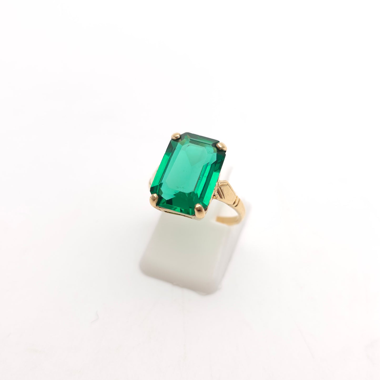 9ct Yellow Gold Vintage Large Emerald Cut Deep Green Paste Stone Solitaire Ring