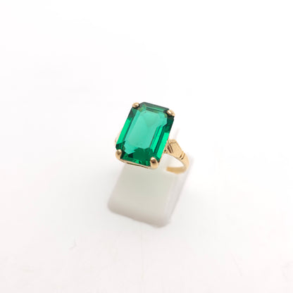 9ct Yellow Gold Vintage Large Emerald Cut Deep Green Paste Stone Solitaire Ring