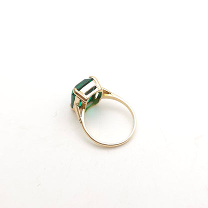 9ct Yellow Gold Vintage Large Emerald Cut Deep Green Paste Stone Solitaire Ring