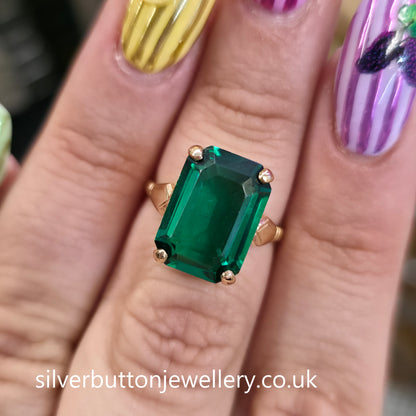 9ct Yellow Gold Vintage Large Emerald Cut Deep Green Paste Stone Solitaire Ring