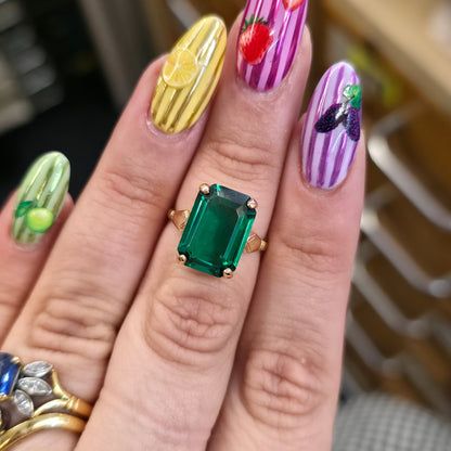 9ct Yellow Gold Vintage Large Emerald Cut Deep Green Paste Stone Solitaire Ring