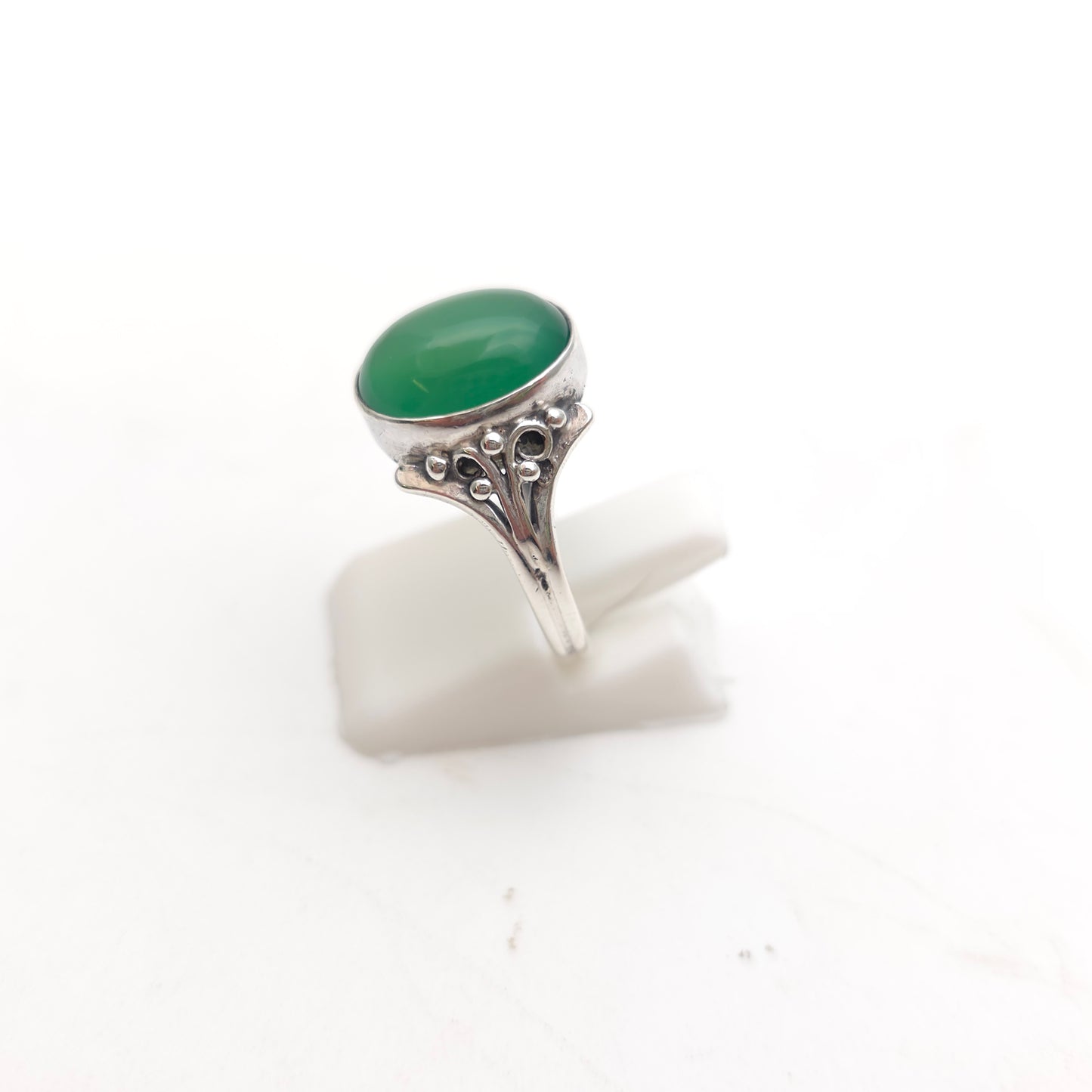 Sterling Silver Oval Cabochon Green Stone Solitaire Fancy Shoulders Ring