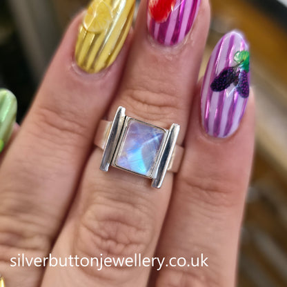 Sterling Silver Vintage Rectangular Sugarloaf Cut Labradorite / Moonstone Ring