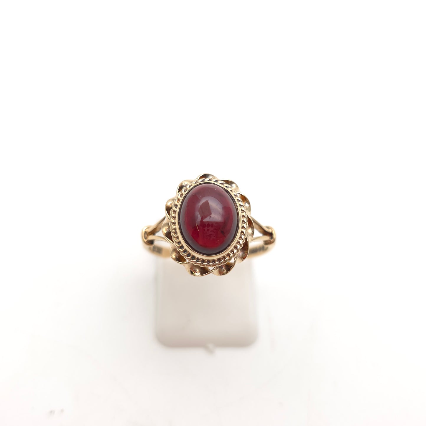 9ct Yellow Gold Vintage Oval Cabochon Garnet Solitaire With Rope Border Ring