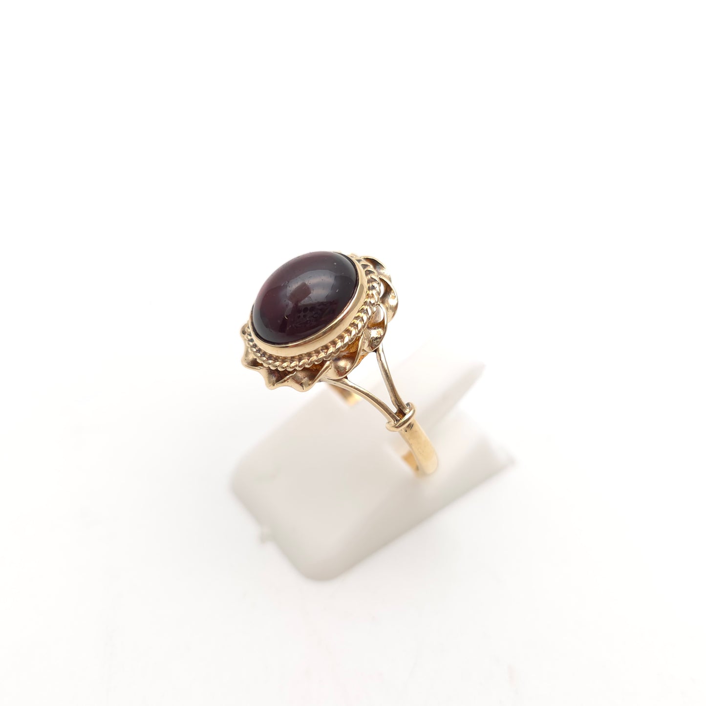 9ct Yellow Gold Vintage Oval Cabochon Garnet Solitaire With Rope Border Ring
