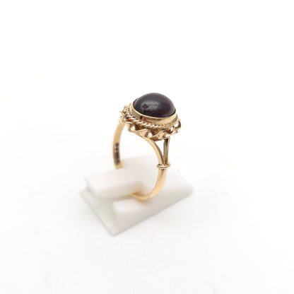 9ct Yellow Gold Vintage Oval Cabochon Garnet Solitaire With Rope Border Ring