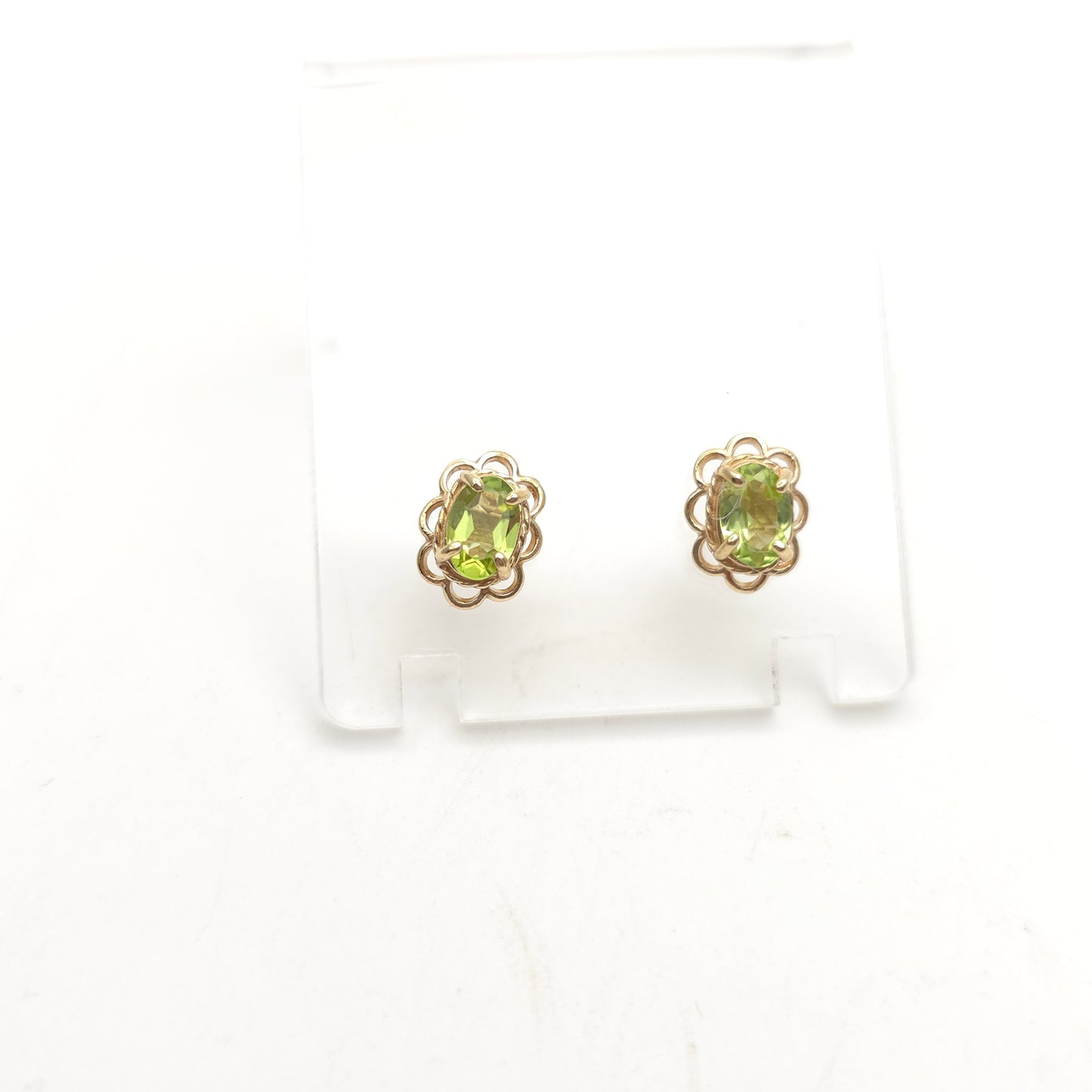 9ct Yellow Gold Traditional Oval Cut Peridot Scalloped Edge Stud Earrings