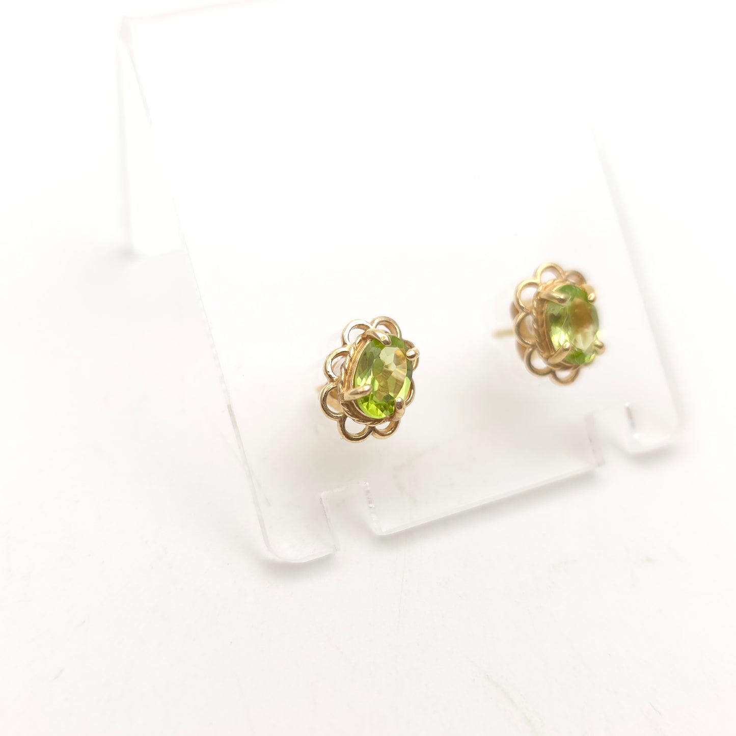 9ct Yellow Gold Traditional Oval Cut Peridot Scalloped Edge Stud Earrings
