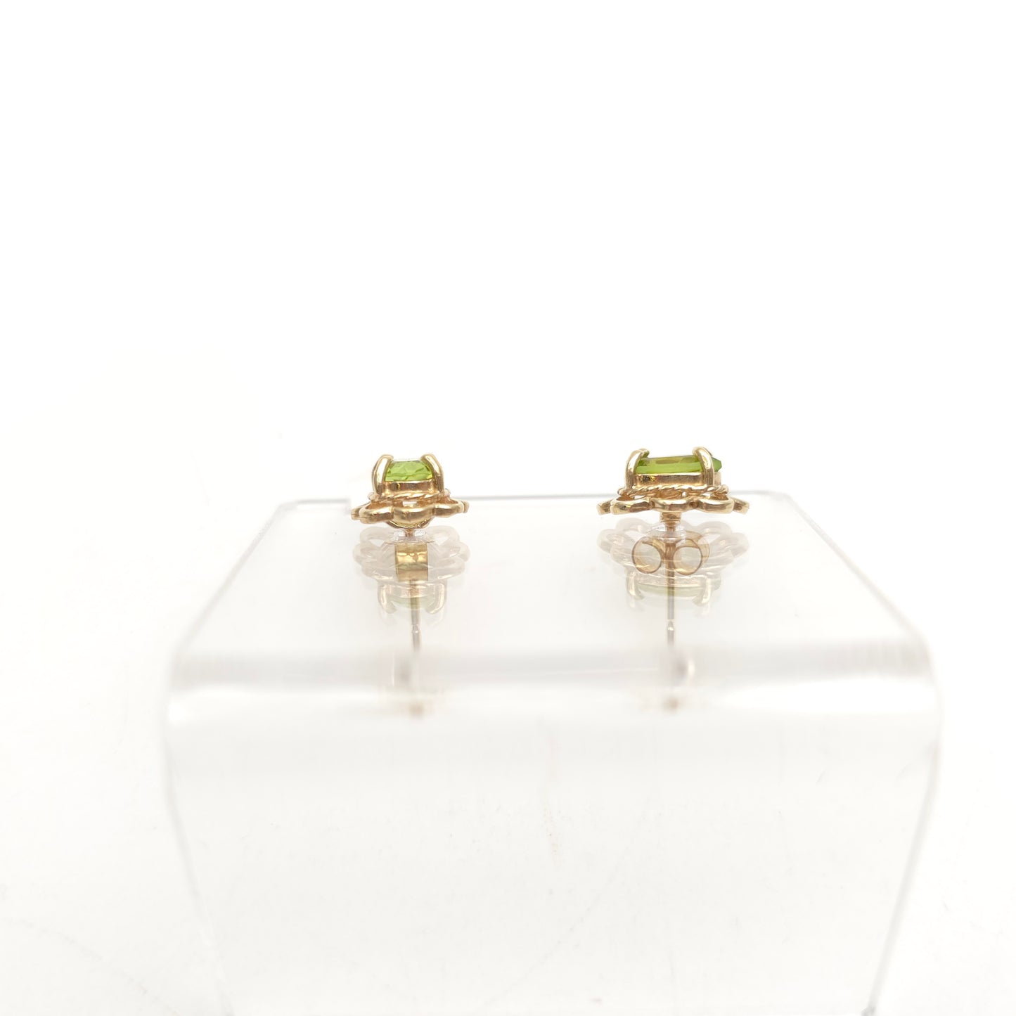 9ct Yellow Gold Traditional Oval Cut Peridot Scalloped Edge Stud Earrings