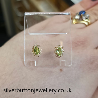 9ct Yellow Gold Traditional Oval Cut Peridot Scalloped Edge Stud Earrings