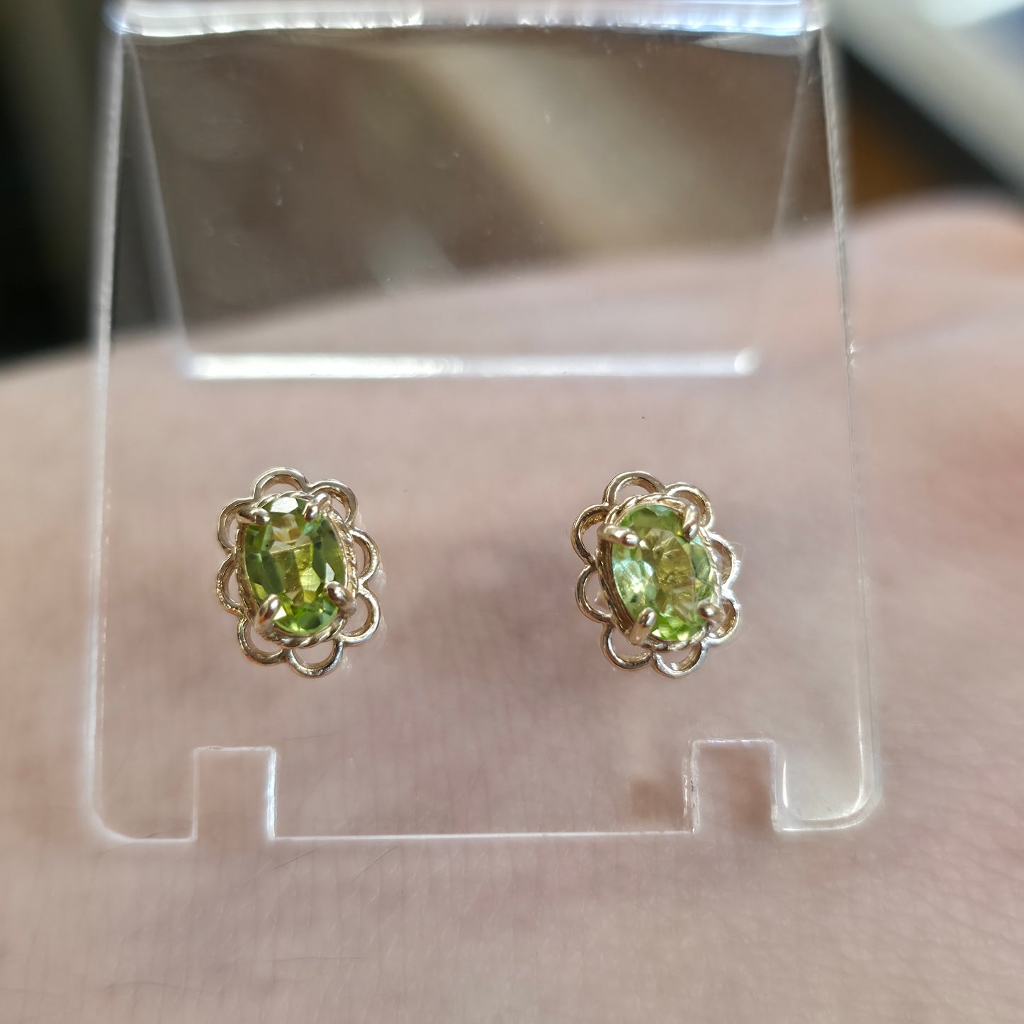 9ct Yellow Gold Traditional Oval Cut Peridot Scalloped Edge Stud Earrings