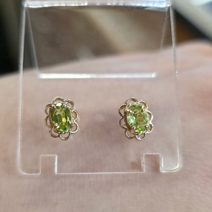 9ct Yellow Gold Traditional Oval Cut Peridot Scalloped Edge Stud Earrings