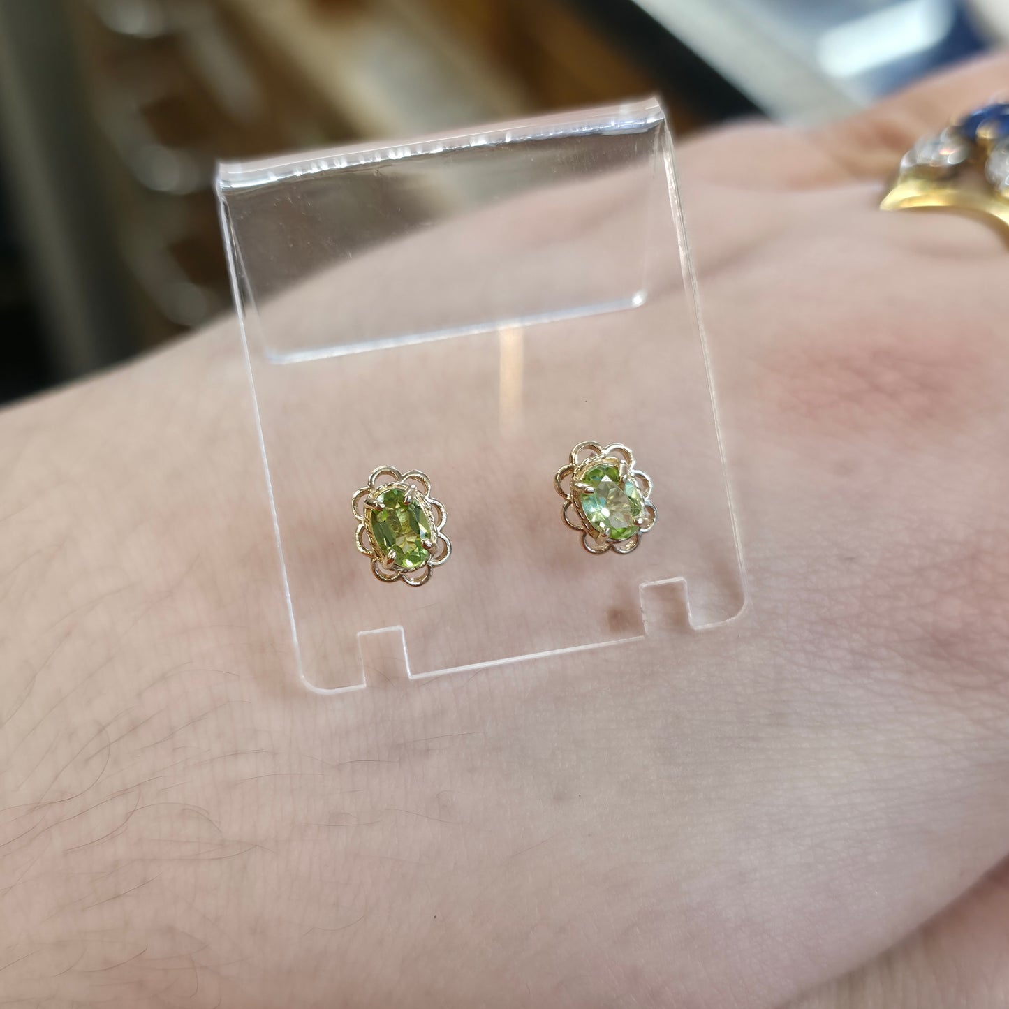 9ct Yellow Gold Traditional Oval Cut Peridot Scalloped Edge Stud Earrings