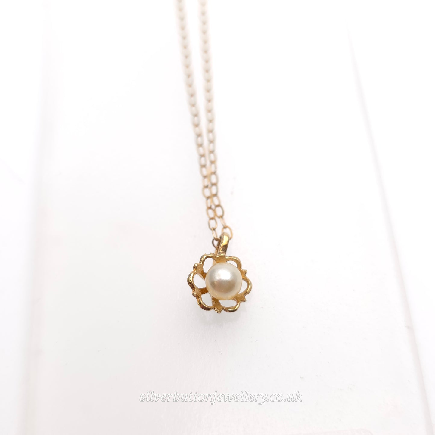 9ct Yellow Gold Small Lightweight Flower Pearl Pendant And Chain Necklace