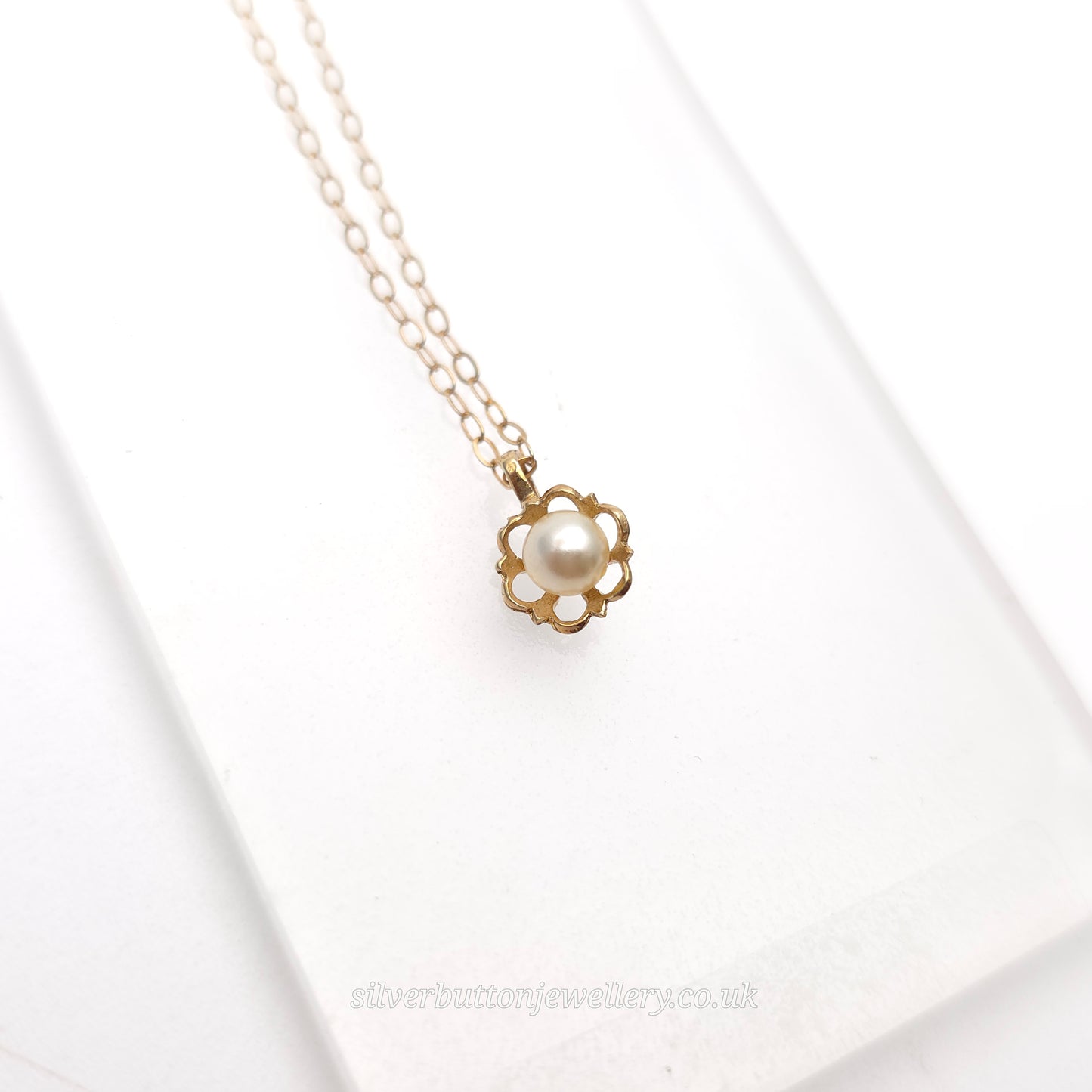 9ct Yellow Gold Small Lightweight Flower Pearl Pendant And Chain Necklace