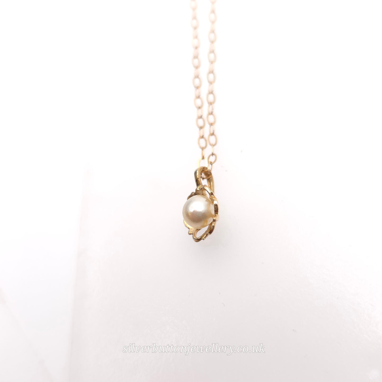 9ct Yellow Gold Small Lightweight Flower Pearl Pendant And Chain Necklace