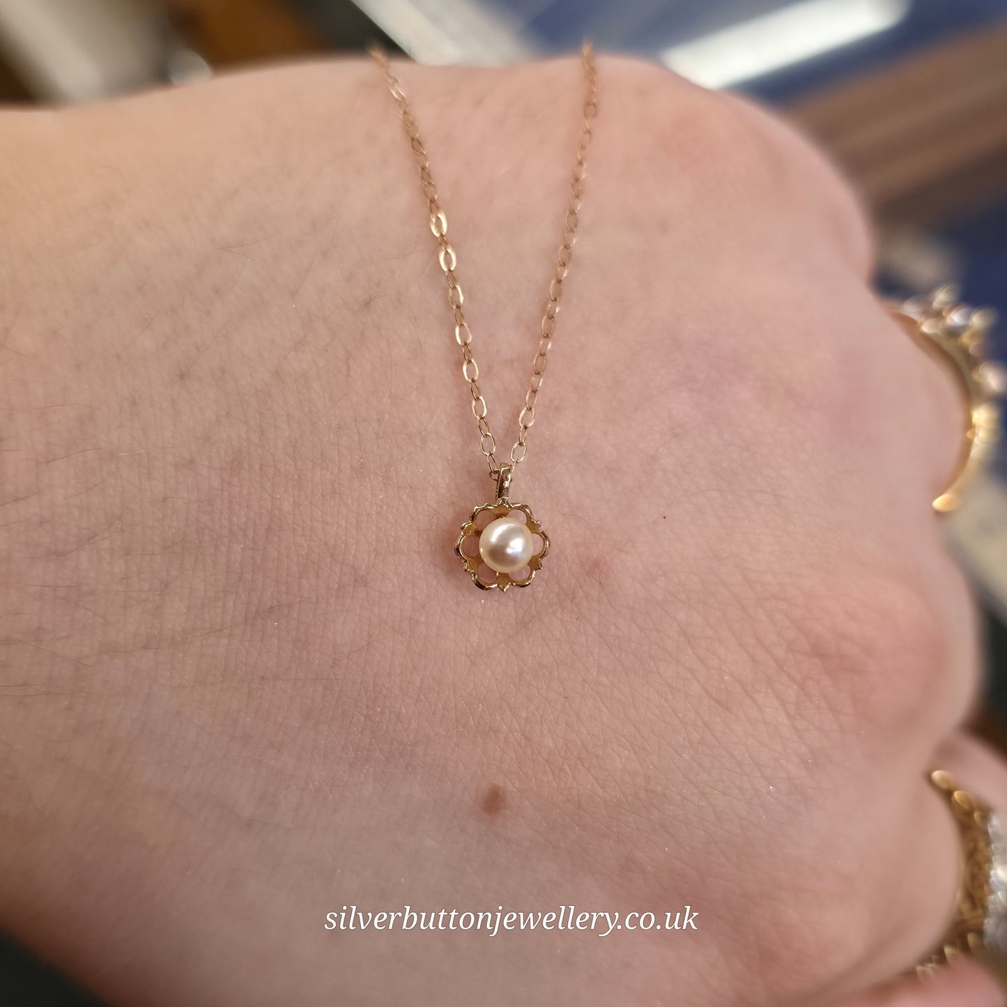9ct Yellow Gold Small Lightweight Flower Pearl Pendant And Chain Necklace