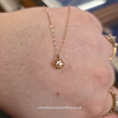 9ct Yellow Gold Small Lightweight Flower Pearl Pendant And Chain Necklace