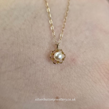 9ct Yellow Gold Small Lightweight Flower Pearl Pendant And Chain Necklace