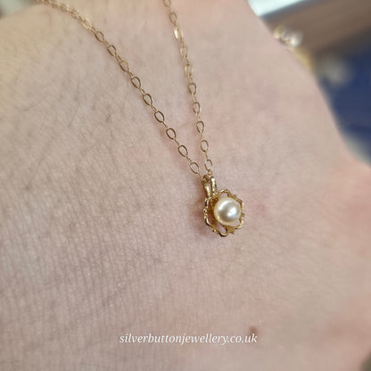 9ct Yellow Gold Small Lightweight Flower Pearl Pendant And Chain Necklace
