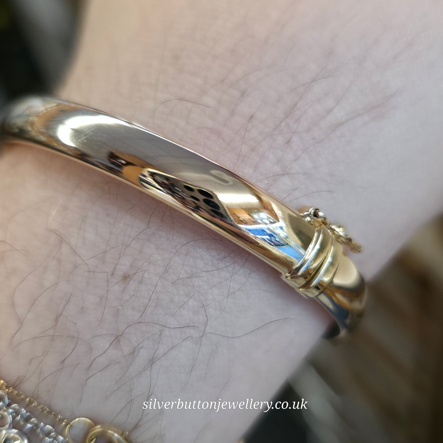9ct Yellow Gold Oval Hollow Plain Polished Hinged Bangle