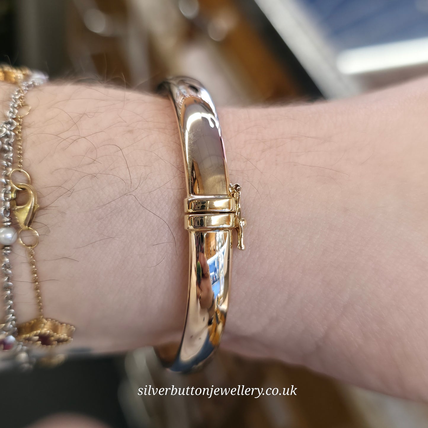 9ct Yellow Gold Oval Hollow Plain Polished Hinged Bangle