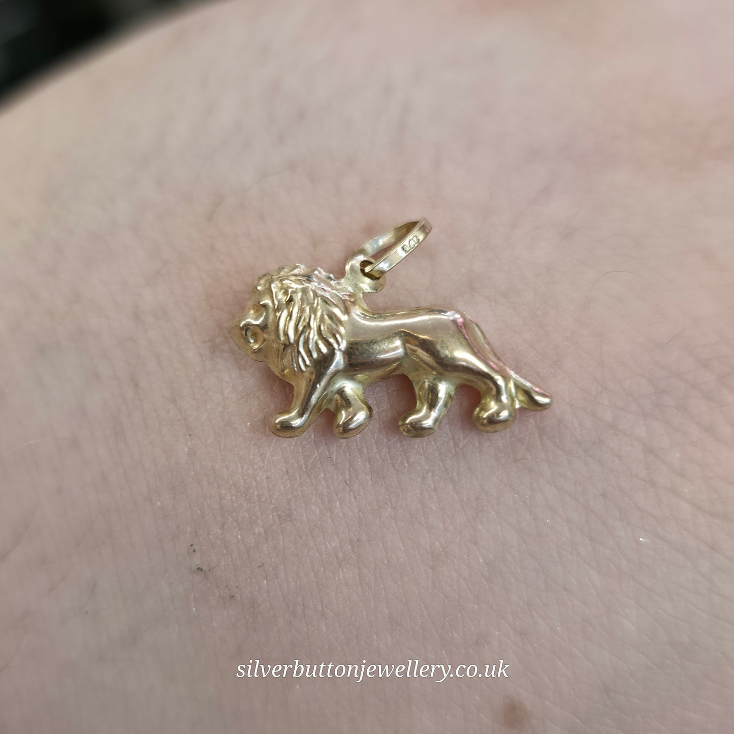 9ct Yellow Gold Vintage Hollow Lion Charm / Pendant Piece